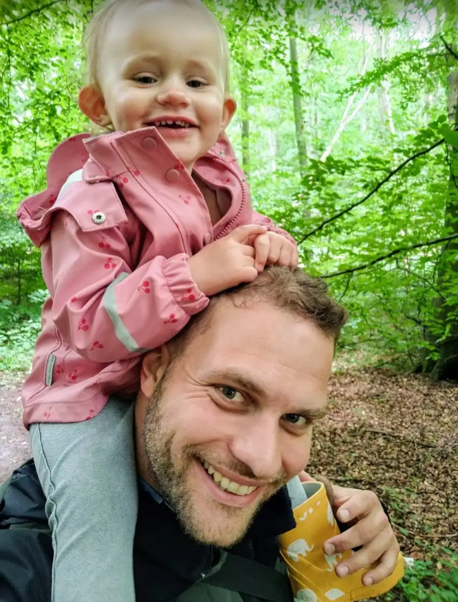 Julian nyder ture ud i naturen med sine børn