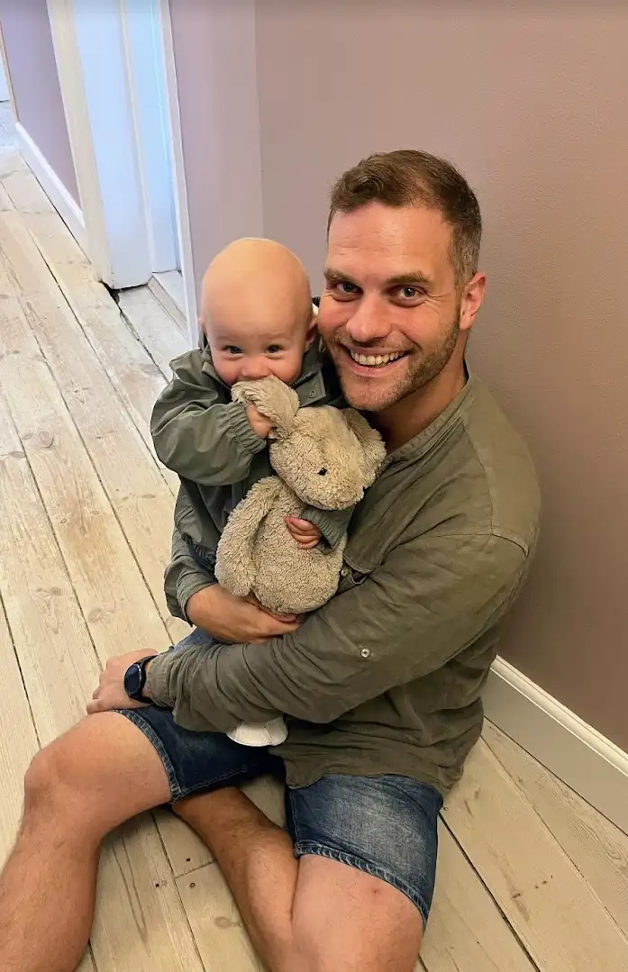 Julian har to børn, en søn og en datter